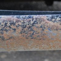 Die verrostete Oldtimer-Stoßstange wird ersetzt